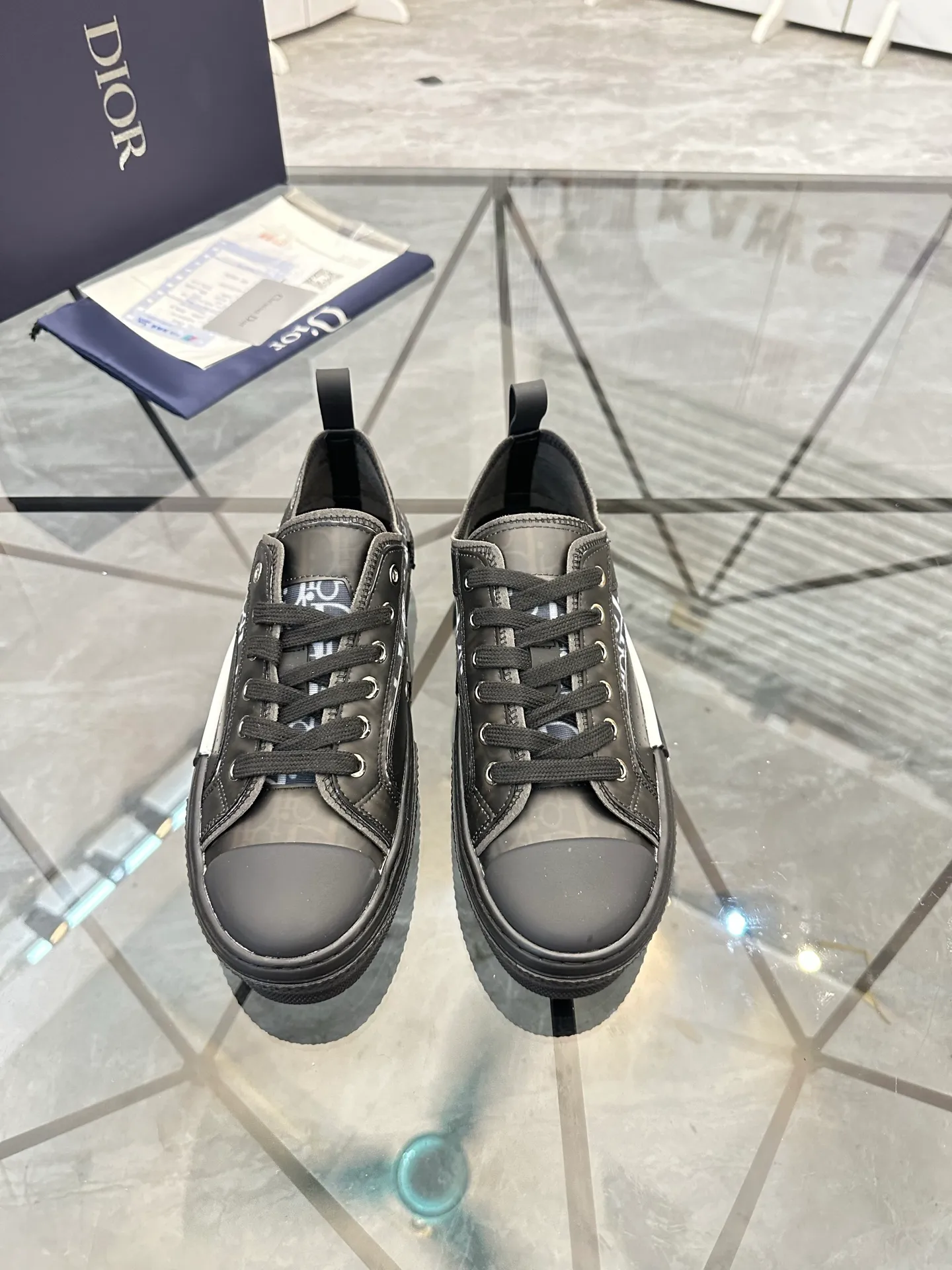 Selling men's shoes 💰: 💰P400¥ Product trademark: Dio* "Dior*" low-top casual shoes Regular size: 36-45 (can be customized to 46) Couple style B23 Product materials: Upper imported original fabric, breathable lining, original outsole. No.: 007